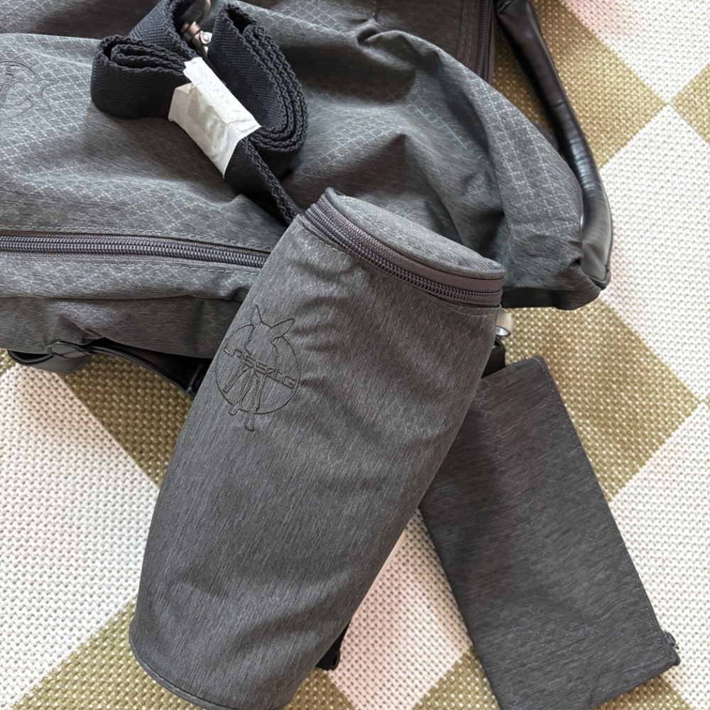NWT Stylish grey diaper bag - Picture 4 of 5